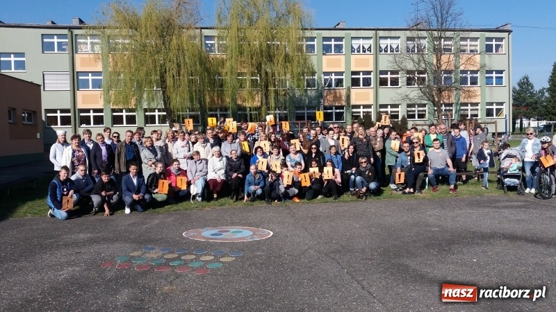 Zdjęcie w galerii na portalu naszraciborz.pl: Kuźniańscy uczniowie popierają swych nauczycieli wiadomości z regionu