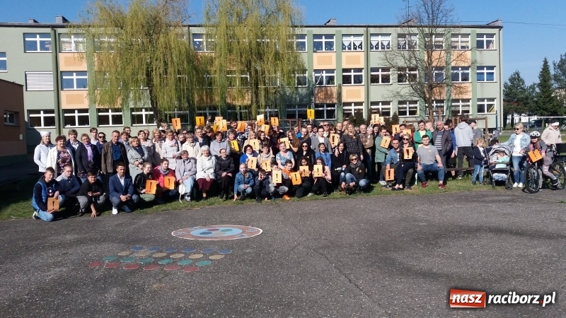 Zdjęcie w galerii na portalu naszraciborz.pl: Kuźniańscy uczniowie popierają swych nauczycieli wiadomości z regionu