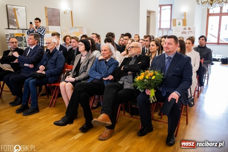 Zdjęcie w galerii na portalu naszraciborz.pl: Absolwenci raciborskiej architektury odebrali dyplomy  wiadomości z regionu