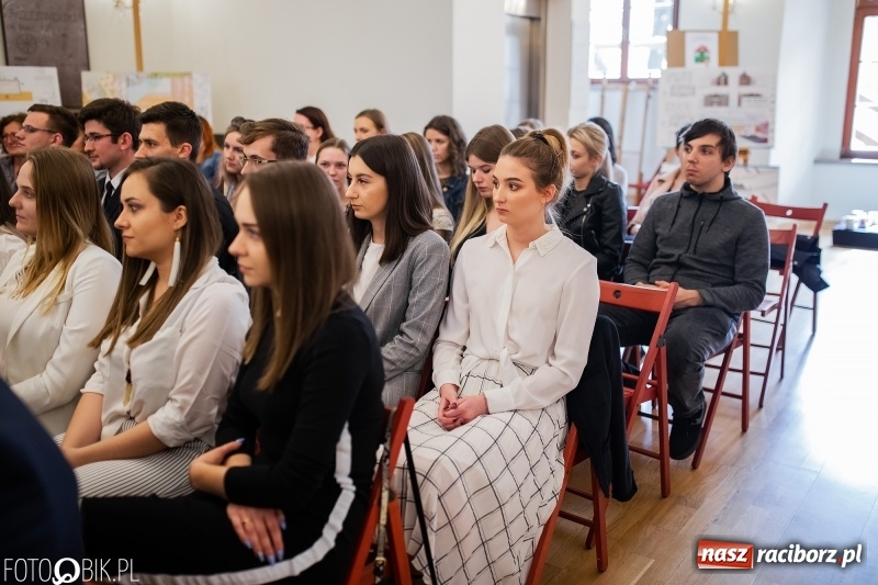 Zdjęcie w galerii na portalu naszraciborz.pl: Absolwenci raciborskiej architektury odebrali dyplomy  wiadomości z regionu