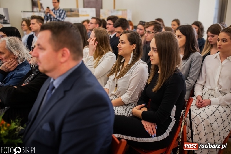 Zdjęcie w galerii na portalu naszraciborz.pl: Absolwenci raciborskiej architektury odebrali dyplomy  wiadomości z regionu