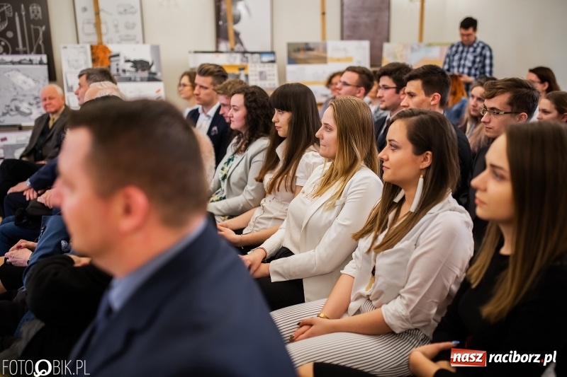 Zdjęcie w galerii na portalu naszraciborz.pl: Absolwenci raciborskiej architektury odebrali dyplomy  wiadomości z regionu