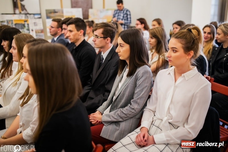 Zdjęcie w galerii na portalu naszraciborz.pl: Absolwenci raciborskiej architektury odebrali dyplomy  wiadomości z regionu