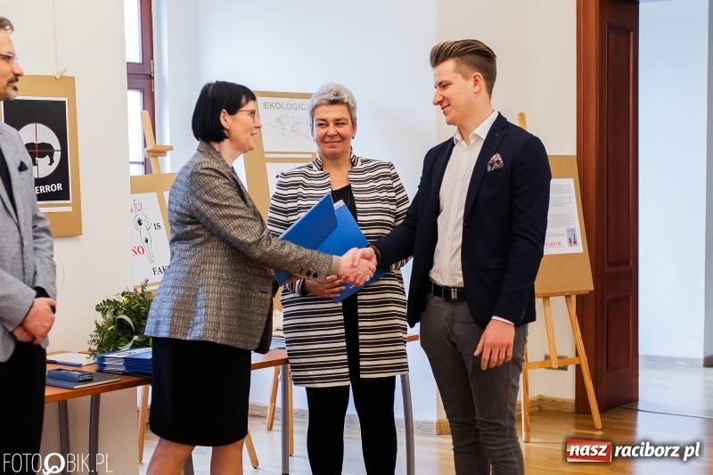 Zdjęcie w galerii na portalu naszraciborz.pl: Absolwenci raciborskiej architektury odebrali dyplomy  wiadomości z regionu