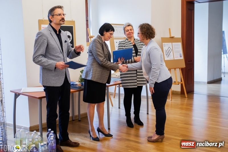 Zdjęcie w galerii na portalu naszraciborz.pl: Absolwenci raciborskiej architektury odebrali dyplomy  wiadomości z regionu