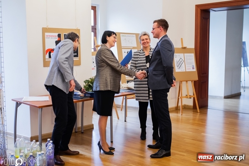 Zdjęcie w galerii na portalu naszraciborz.pl: Absolwenci raciborskiej architektury odebrali dyplomy  wiadomości z regionu