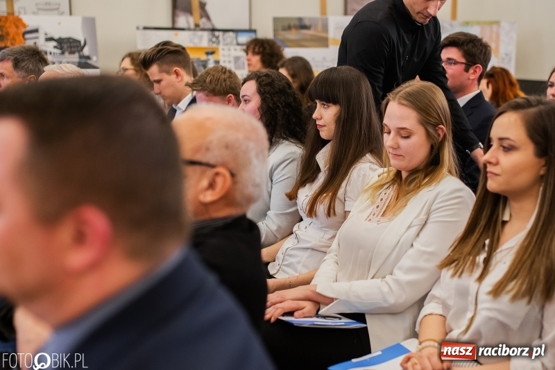 Zdjęcie w galerii na portalu naszraciborz.pl: Absolwenci raciborskiej architektury odebrali dyplomy  wiadomości z regionu