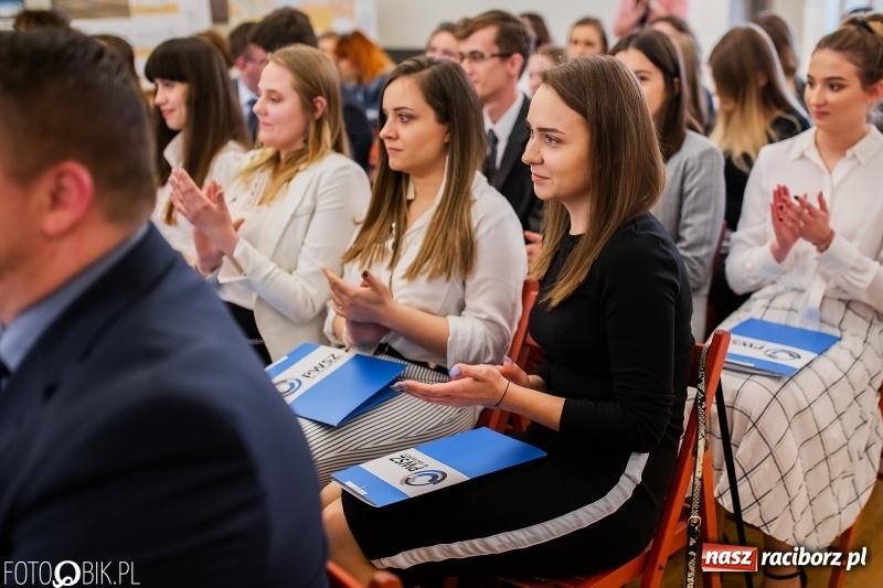 Zdjęcie w galerii na portalu naszraciborz.pl: Absolwenci raciborskiej architektury odebrali dyplomy  wiadomości z regionu