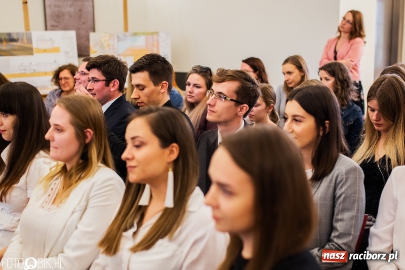 Zdjęcie w galerii na portalu naszraciborz.pl: Absolwenci raciborskiej architektury odebrali dyplomy  wiadomości z regionu