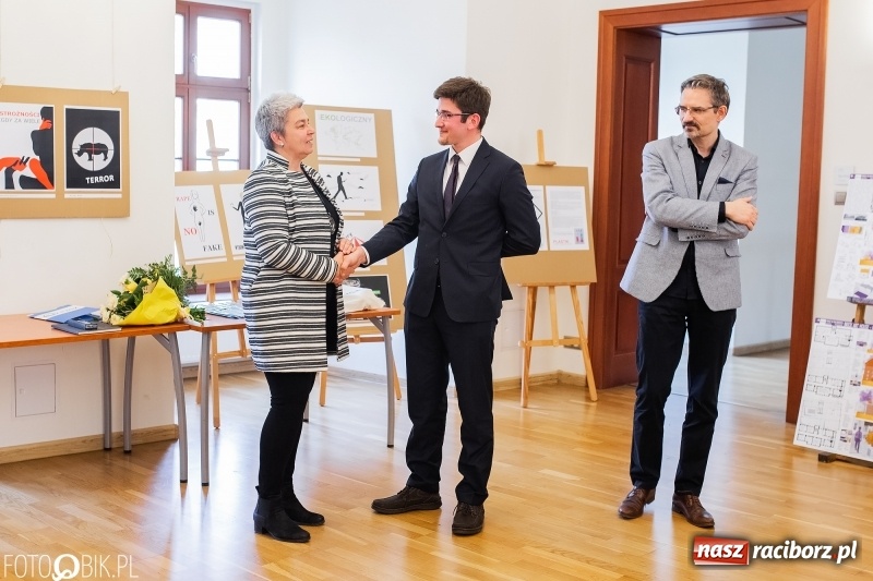 Zdjęcie w galerii na portalu naszraciborz.pl: Absolwenci raciborskiej architektury odebrali dyplomy  wiadomości z regionu
