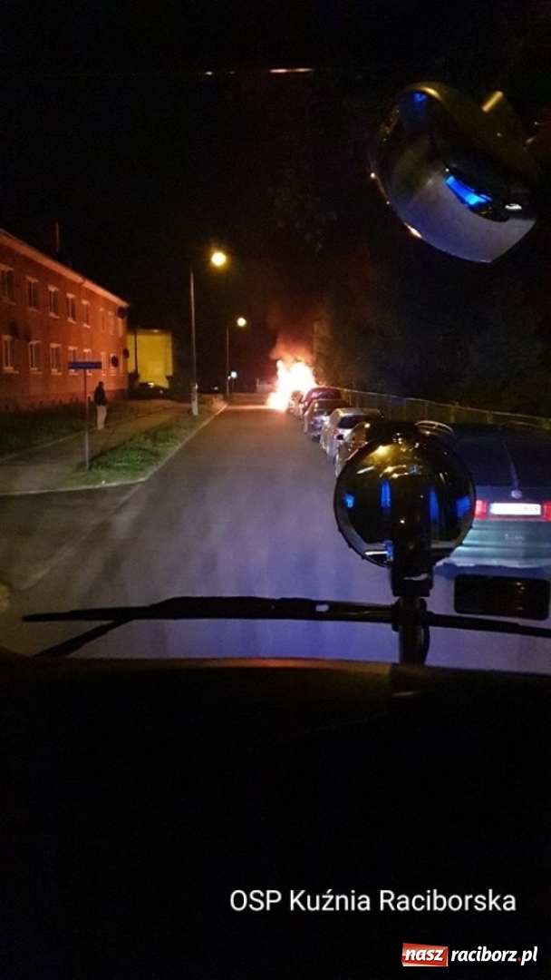 Zdjęcie w galerii na portalu naszraciborz.pl: Kolejny pożar samochodu w Kuźni Raciborskiej. To prawdopodobnie podpalenie wiadomości z regionu