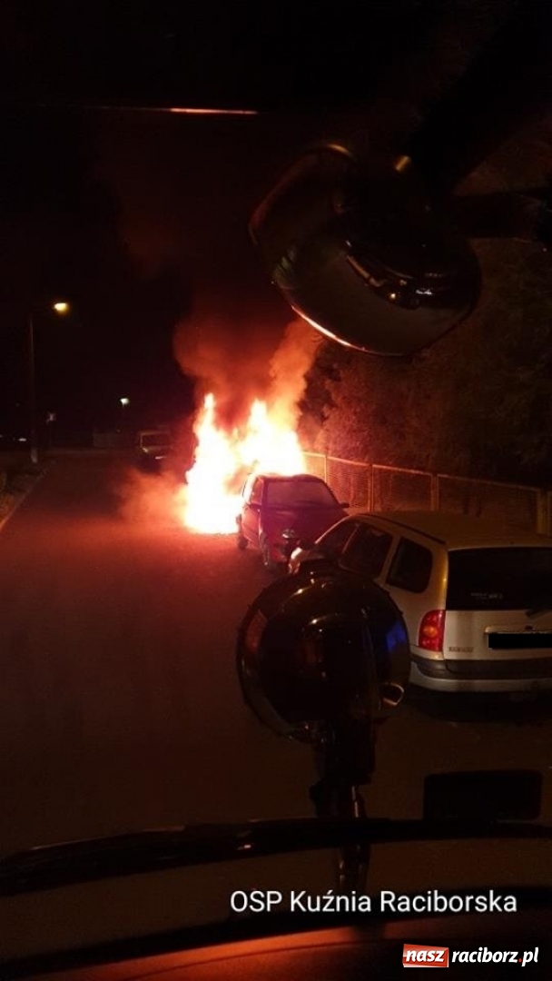 Zdjęcie w galerii na portalu naszraciborz.pl: Kolejny pożar samochodu w Kuźni Raciborskiej. To prawdopodobnie podpalenie wiadomości z regionu