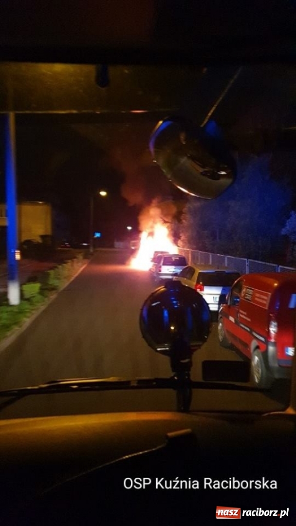 Zdjęcie w galerii na portalu naszraciborz.pl: Kolejny pożar samochodu w Kuźni Raciborskiej. To prawdopodobnie podpalenie wiadomości z regionu