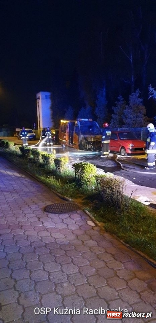 Zdjęcie w galerii na portalu naszraciborz.pl: Kolejny pożar samochodu w Kuźni Raciborskiej. To prawdopodobnie podpalenie wiadomości z regionu
