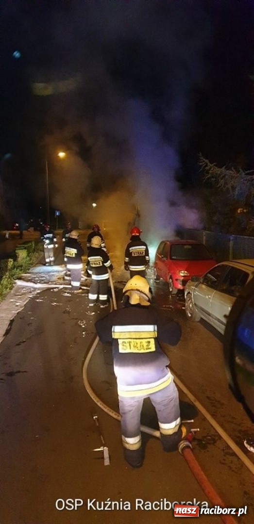 Zdjęcie w galerii na portalu naszraciborz.pl: Kolejny pożar samochodu w Kuźni Raciborskiej. To prawdopodobnie podpalenie wiadomości z regionu