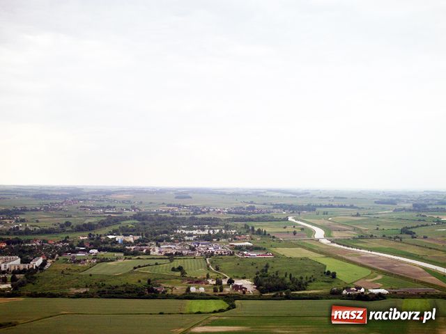 Zdjęcie w galerii na portalu naszraciborz.pl: Racibórz widziany z szybowca wiadomości z regionu