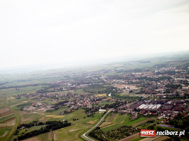 Zdjęcie w galerii na portalu naszraciborz.pl: Racibórz widziany z szybowca wiadomości z regionu