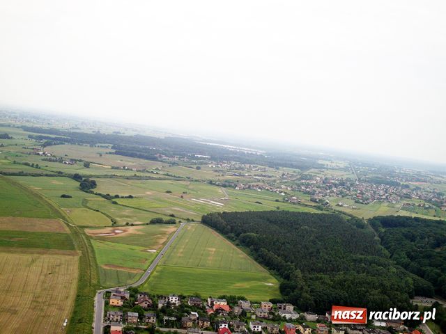 Zdjęcie w galerii na portalu naszraciborz.pl: Racibórz widziany z szybowca wiadomości z regionu
