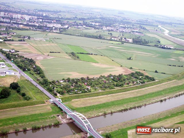 Zdjęcie w galerii na portalu naszraciborz.pl: Racibórz widziany z szybowca wiadomości z regionu