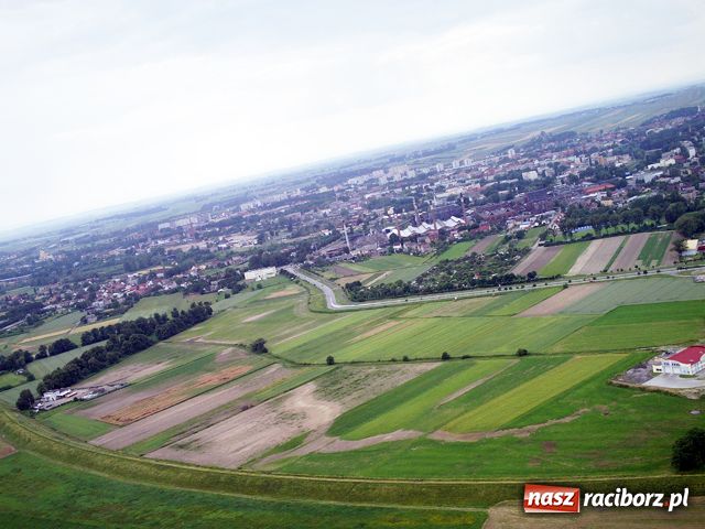 Zdjęcie w galerii na portalu naszraciborz.pl: Racibórz widziany z szybowca wiadomości z regionu