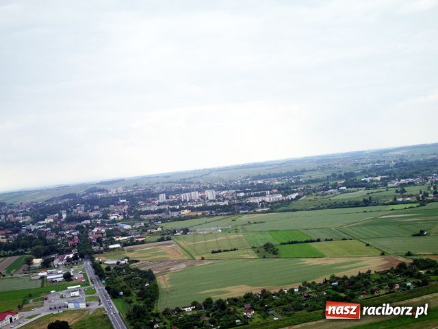 Zdjęcie w galerii na portalu naszraciborz.pl: Racibórz widziany z szybowca wiadomości z regionu