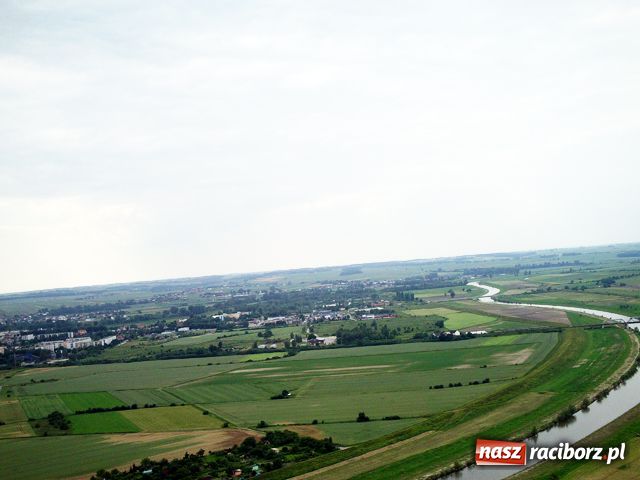 Zdjęcie w galerii na portalu naszraciborz.pl: Racibórz widziany z szybowca wiadomości z regionu