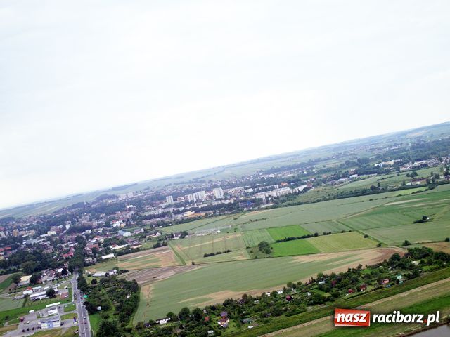Zdjęcie w galerii na portalu naszraciborz.pl: Racibórz widziany z szybowca wiadomości z regionu