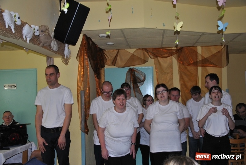 Zdjęcie w galerii na portalu naszraciborz.pl: Śniadanie Wielkanocne w raciborskim WTZ wiadomości z regionu