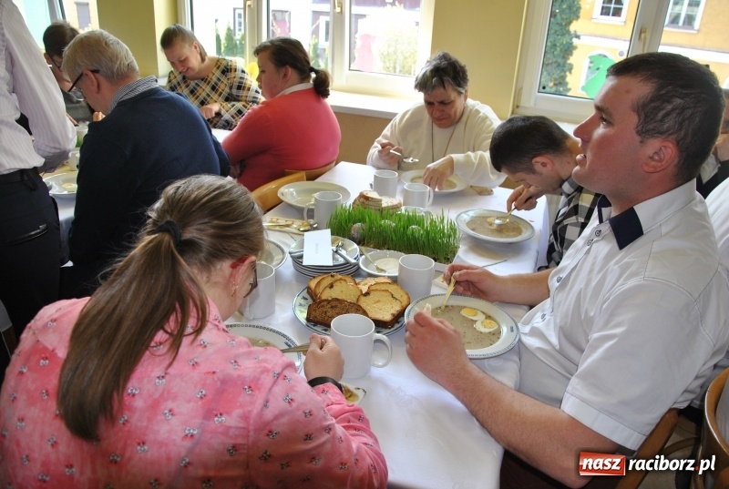 Zdjęcie w galerii na portalu naszraciborz.pl: Śniadanie Wielkanocne w raciborskim WTZ wiadomości z regionu