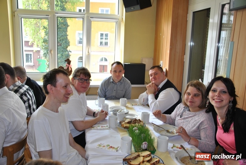 Zdjęcie w galerii na portalu naszraciborz.pl: Śniadanie Wielkanocne w raciborskim WTZ wiadomości z regionu