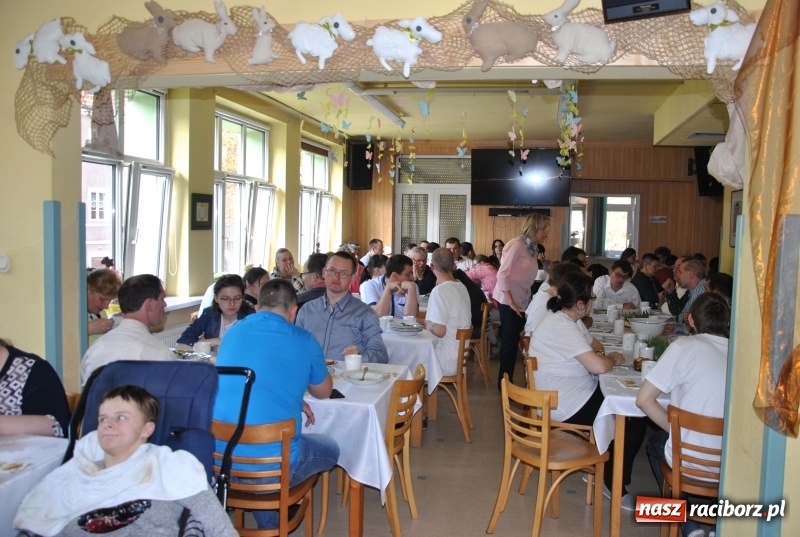 Zdjęcie w galerii na portalu naszraciborz.pl: Śniadanie Wielkanocne w raciborskim WTZ wiadomości z regionu