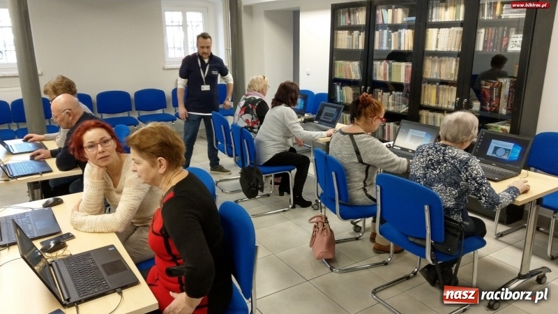 Zdjęcie w galerii na portalu naszraciborz.pl: Na Internet nigdy nie jest za późno. Kurs komputerowy w bibliotece wiadomości z regionu