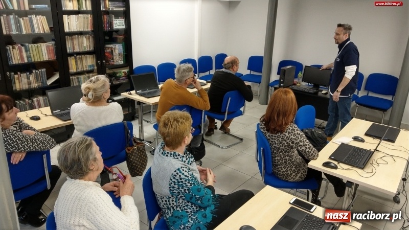 Zdjęcie w galerii na portalu naszraciborz.pl: Na Internet nigdy nie jest za późno. Kurs komputerowy w bibliotece wiadomości z regionu