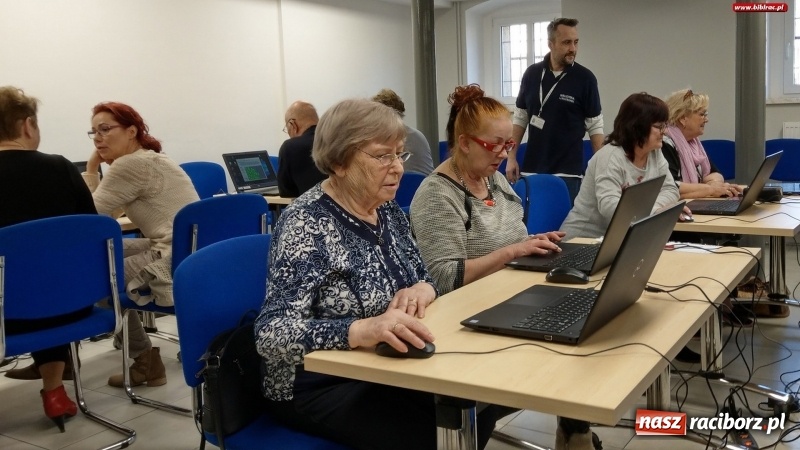 Zdjęcie w galerii na portalu naszraciborz.pl: Na Internet nigdy nie jest za późno. Kurs komputerowy w bibliotece wiadomości z regionu