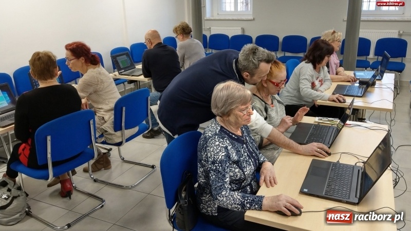 Zdjęcie w galerii na portalu naszraciborz.pl: Na Internet nigdy nie jest za późno. Kurs komputerowy w bibliotece wiadomości z regionu