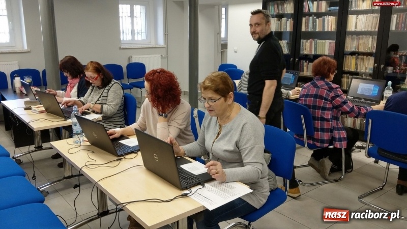 Zdjęcie w galerii na portalu naszraciborz.pl: Na Internet nigdy nie jest za późno. Kurs komputerowy w bibliotece wiadomości z regionu