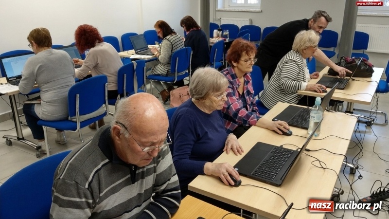 Zdjęcie w galerii na portalu naszraciborz.pl: Na Internet nigdy nie jest za późno. Kurs komputerowy w bibliotece wiadomości z regionu