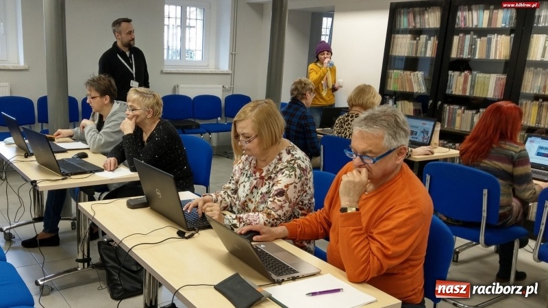 Zdjęcie w galerii na portalu naszraciborz.pl: Na Internet nigdy nie jest za późno. Kurs komputerowy w bibliotece wiadomości z regionu