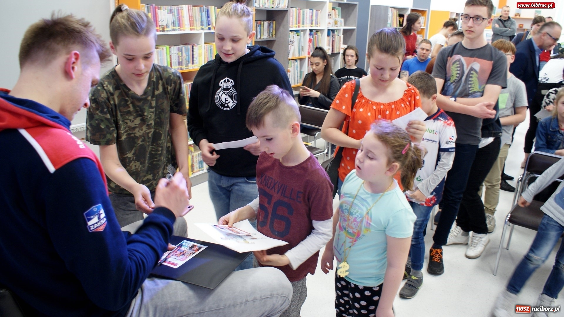 Zdjęcie w galerii na portalu naszraciborz.pl: Siatkarki Mistrz Świata odwiedził raciborską książnicę wiadomości z regionu