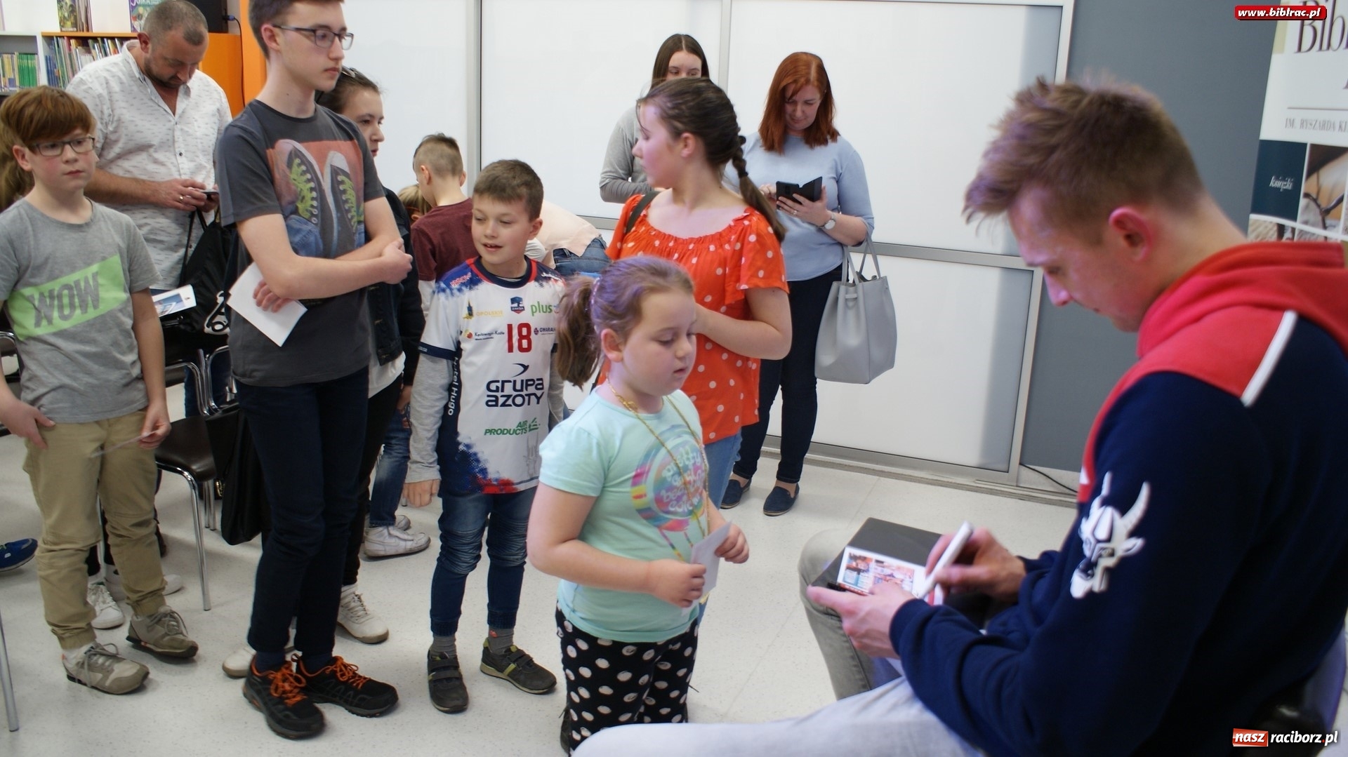 Zdjęcie w galerii na portalu naszraciborz.pl: Siatkarki Mistrz Świata odwiedził raciborską książnicę wiadomości z regionu