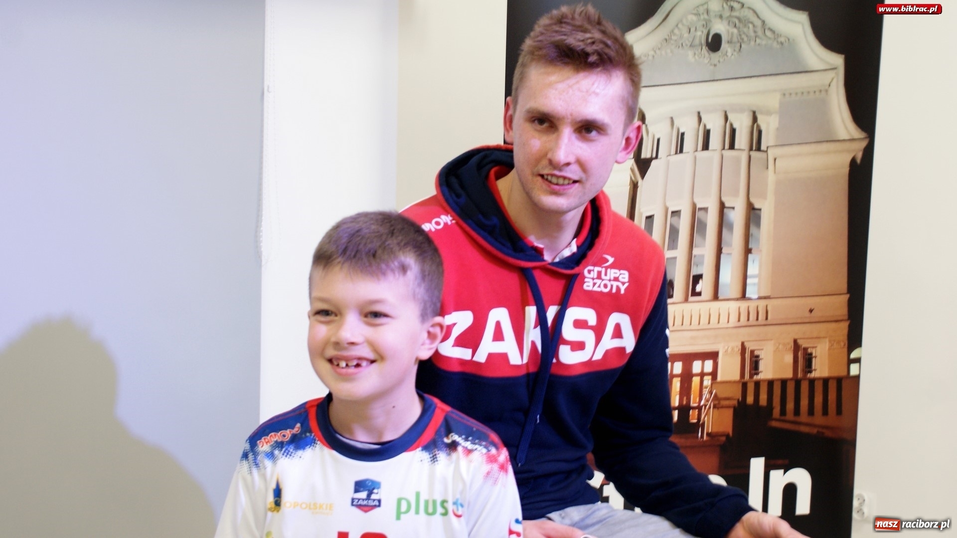 Zdjęcie w galerii na portalu naszraciborz.pl: Siatkarki Mistrz Świata odwiedził raciborską książnicę wiadomości z regionu