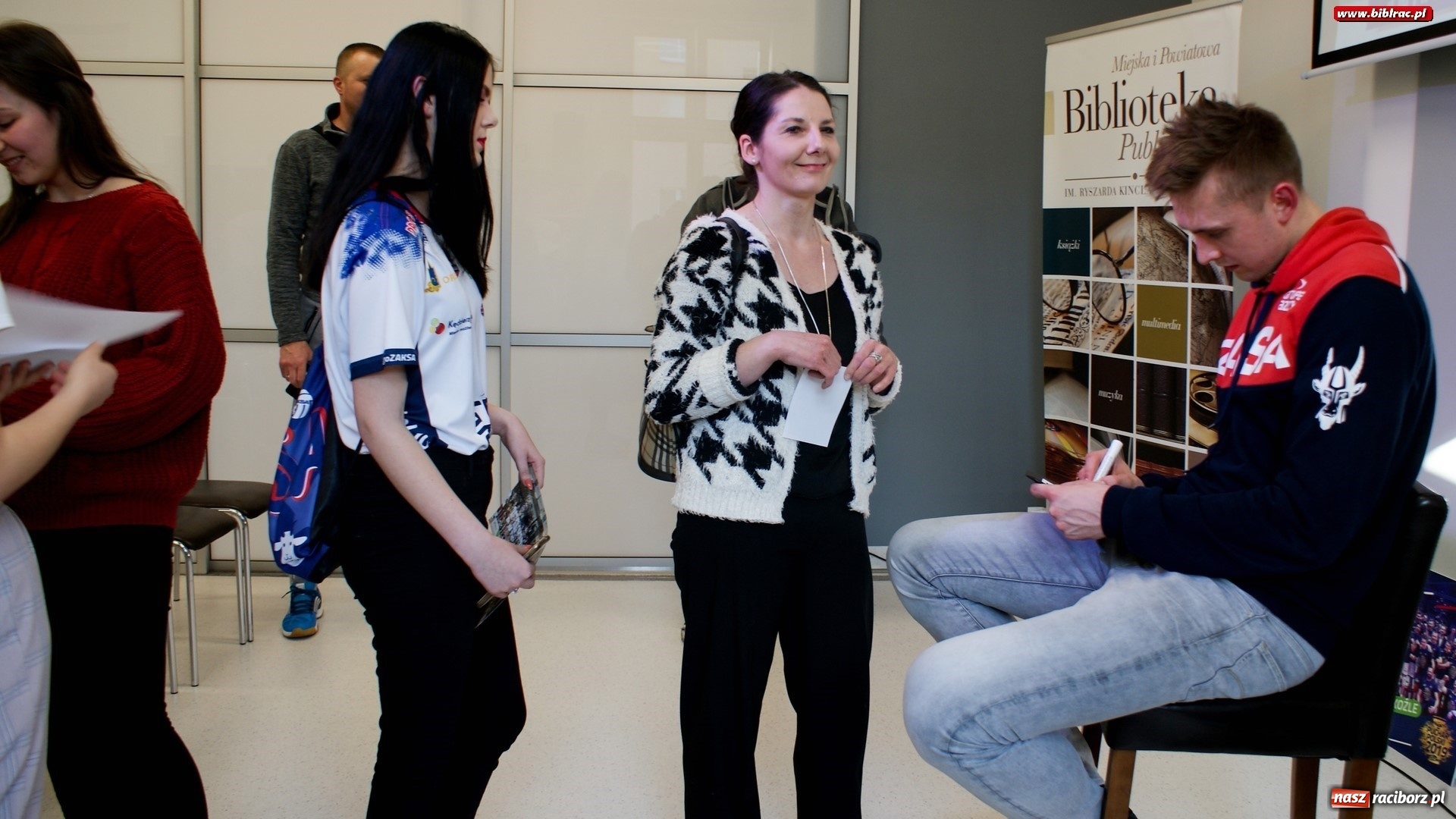 Zdjęcie w galerii na portalu naszraciborz.pl: Siatkarki Mistrz Świata odwiedził raciborską książnicę wiadomości z regionu