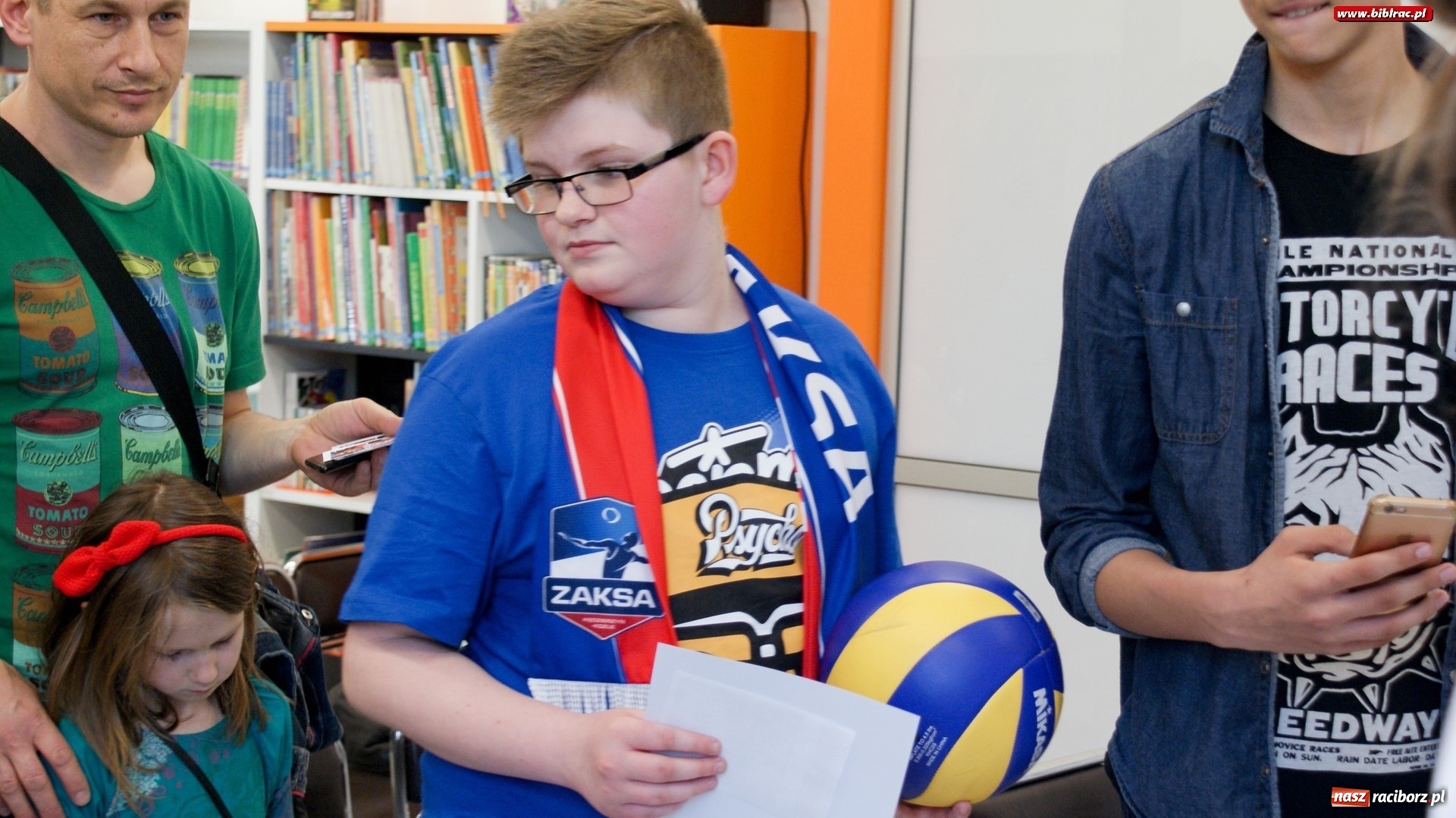 Zdjęcie w galerii na portalu naszraciborz.pl: Siatkarki Mistrz Świata odwiedził raciborską książnicę wiadomości z regionu