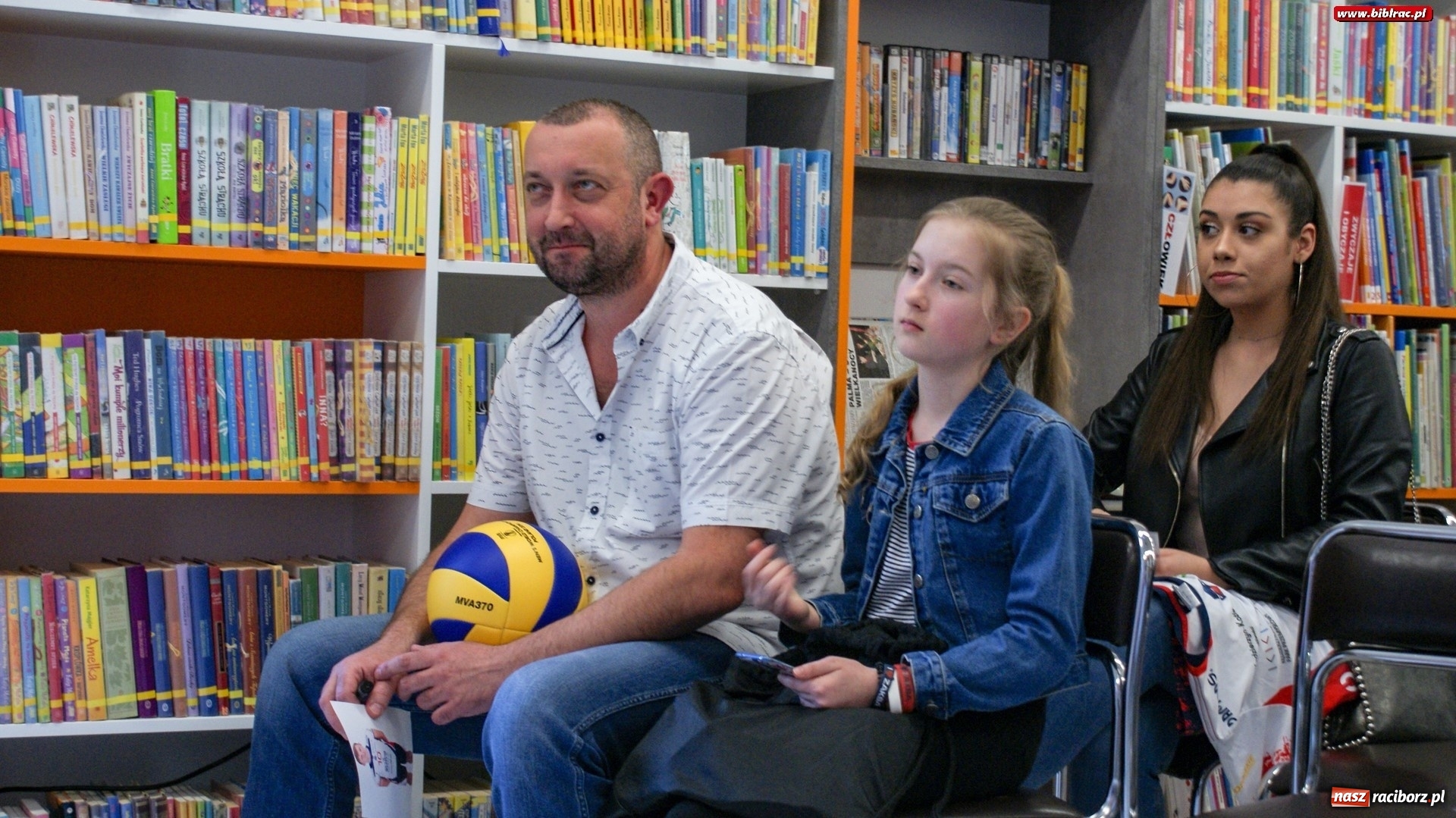 Zdjęcie w galerii na portalu naszraciborz.pl: Siatkarki Mistrz Świata odwiedził raciborską książnicę wiadomości z regionu