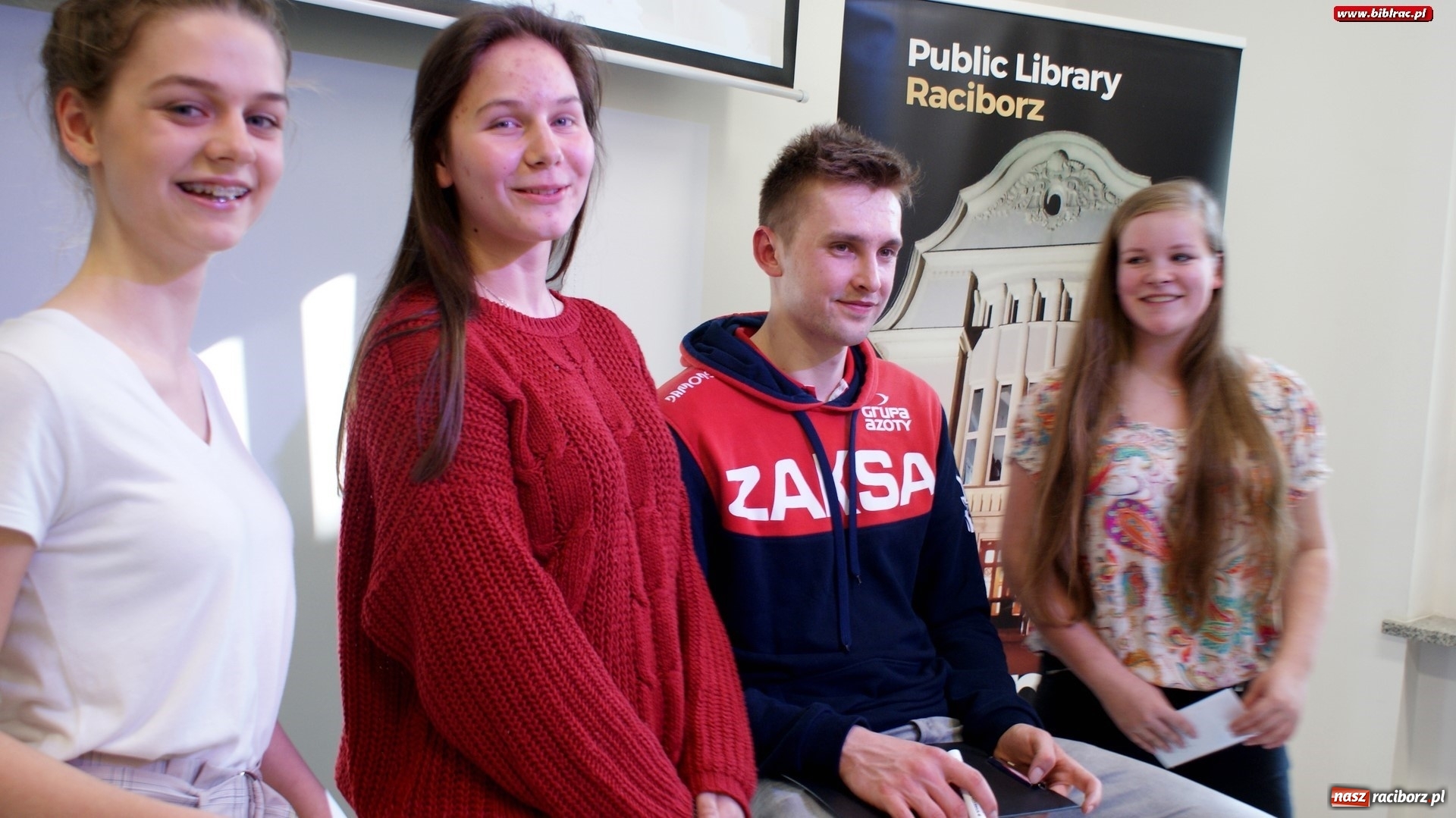 Zdjęcie w galerii na portalu naszraciborz.pl: Siatkarki Mistrz Świata odwiedził raciborską książnicę wiadomości z regionu