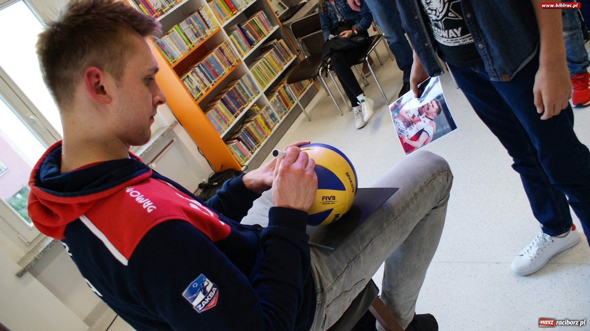 Zdjęcie w galerii na portalu naszraciborz.pl: Siatkarki Mistrz Świata odwiedził raciborską książnicę wiadomości z regionu