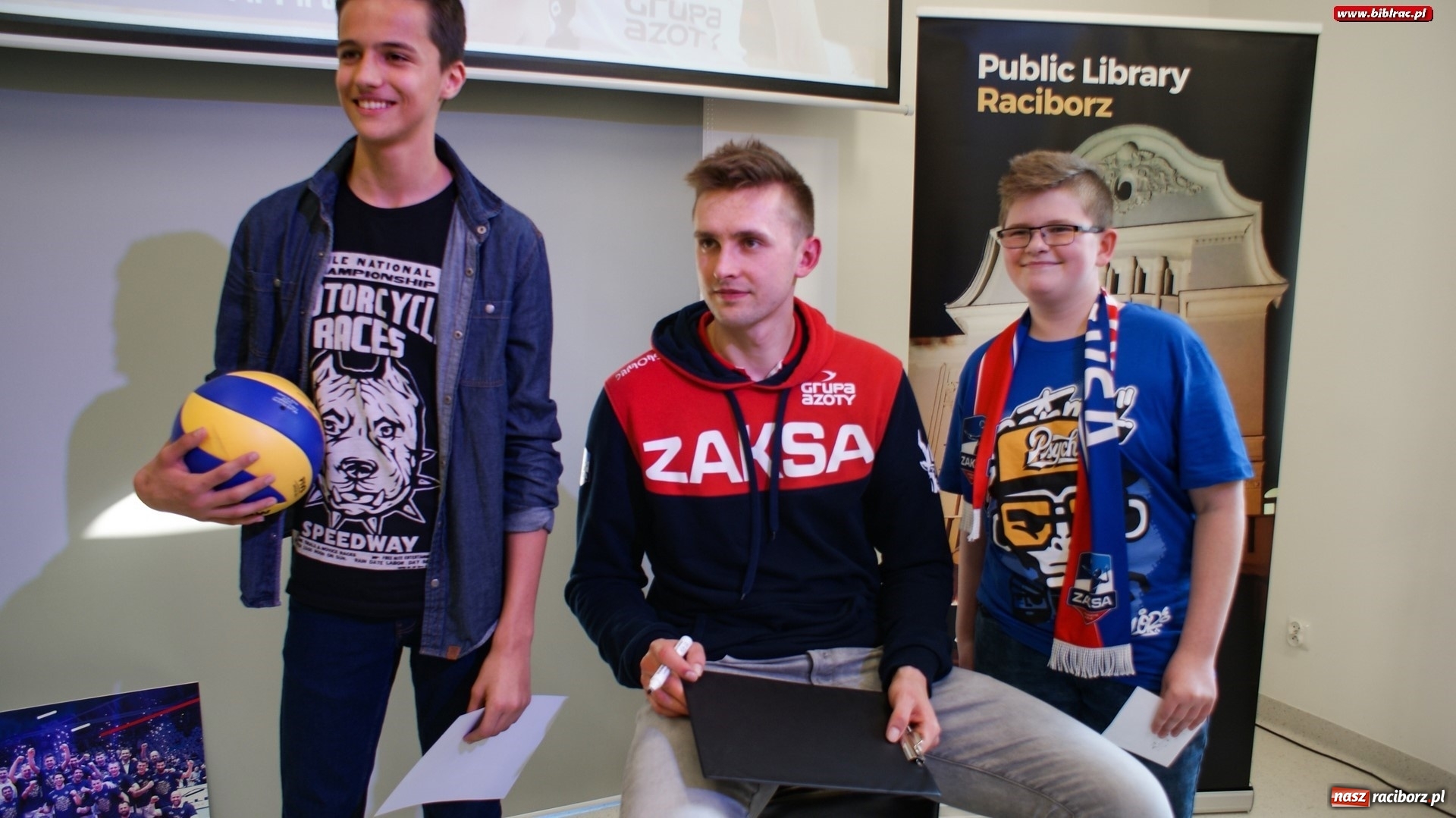 Zdjęcie w galerii na portalu naszraciborz.pl: Siatkarki Mistrz Świata odwiedził raciborską książnicę wiadomości z regionu