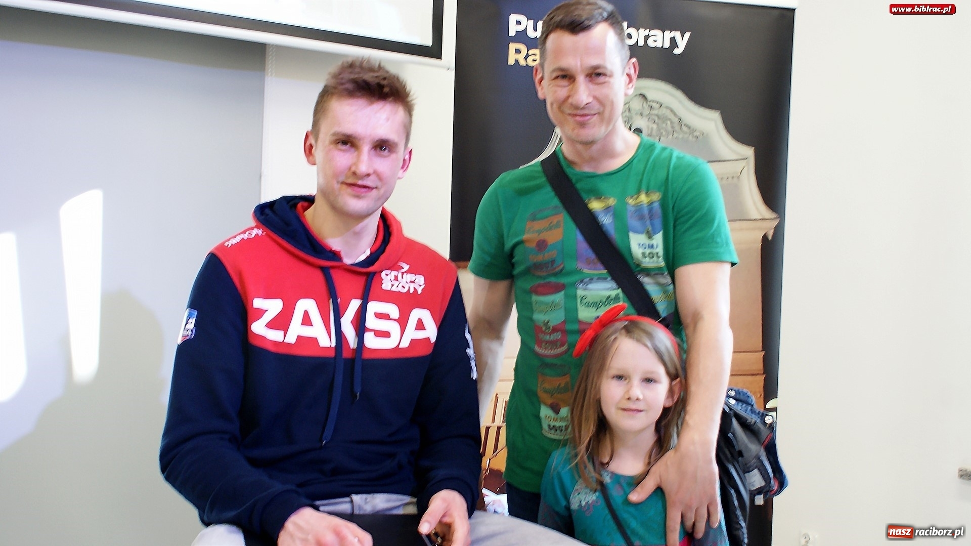 Zdjęcie w galerii na portalu naszraciborz.pl: Siatkarki Mistrz Świata odwiedził raciborską książnicę wiadomości z regionu