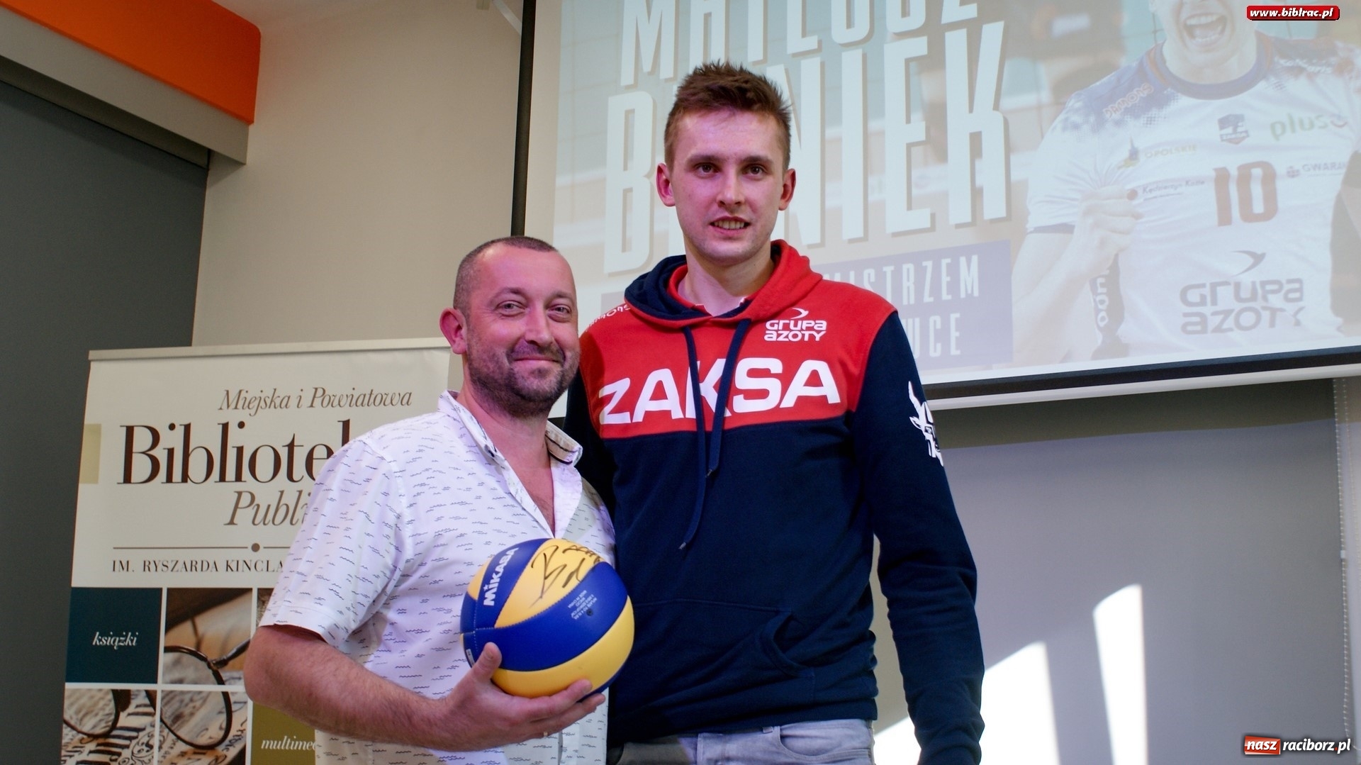 Zdjęcie w galerii na portalu naszraciborz.pl: Siatkarki Mistrz Świata odwiedził raciborską książnicę wiadomości z regionu