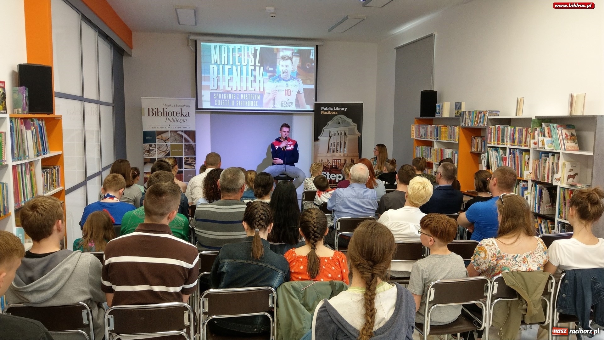 Zdjęcie w galerii na portalu naszraciborz.pl: Siatkarki Mistrz Świata odwiedził raciborską książnicę wiadomości z regionu